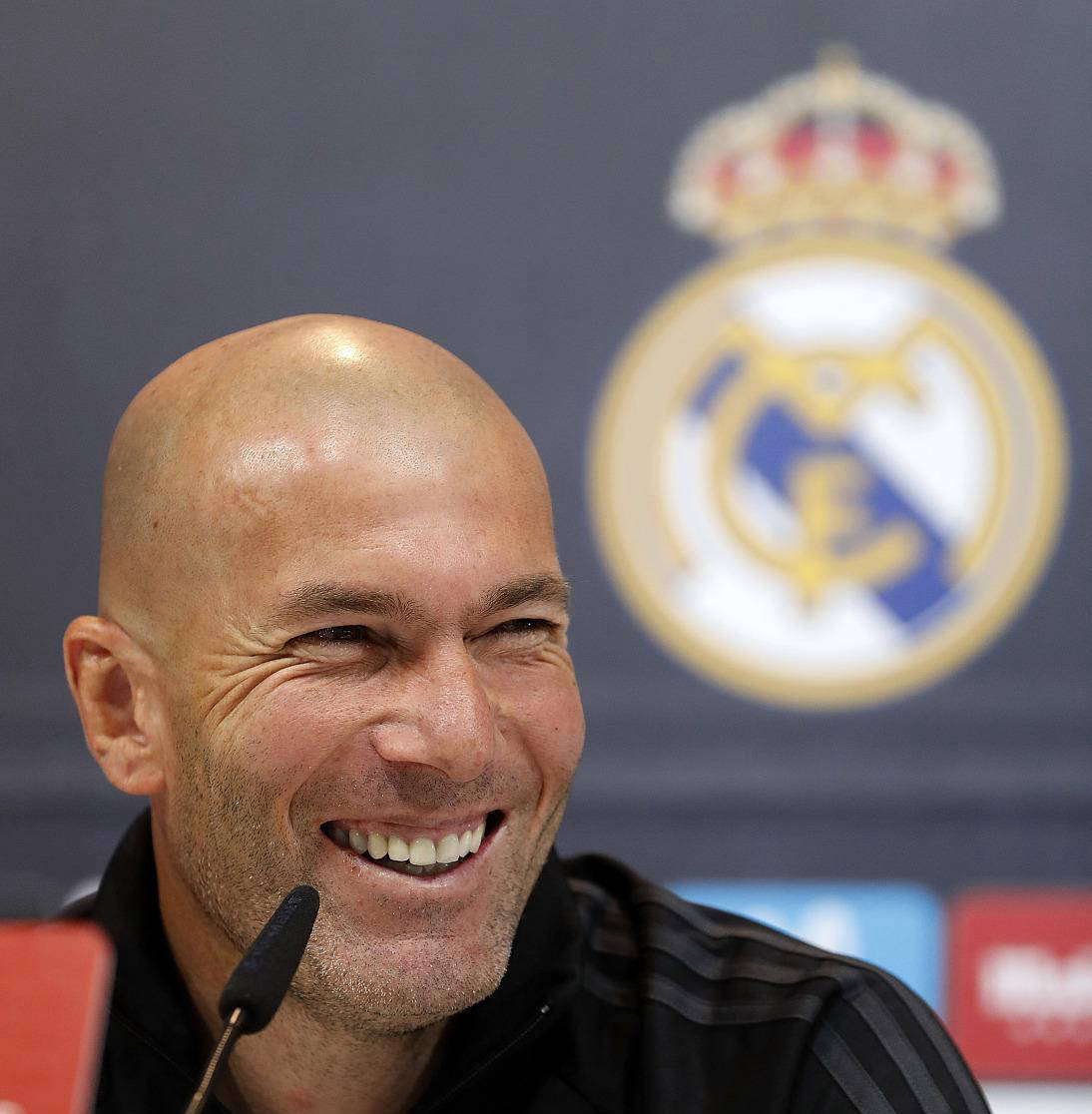 齐达内多次公开赞誉C罗：他在逆境中扛队的能力足坛罕见